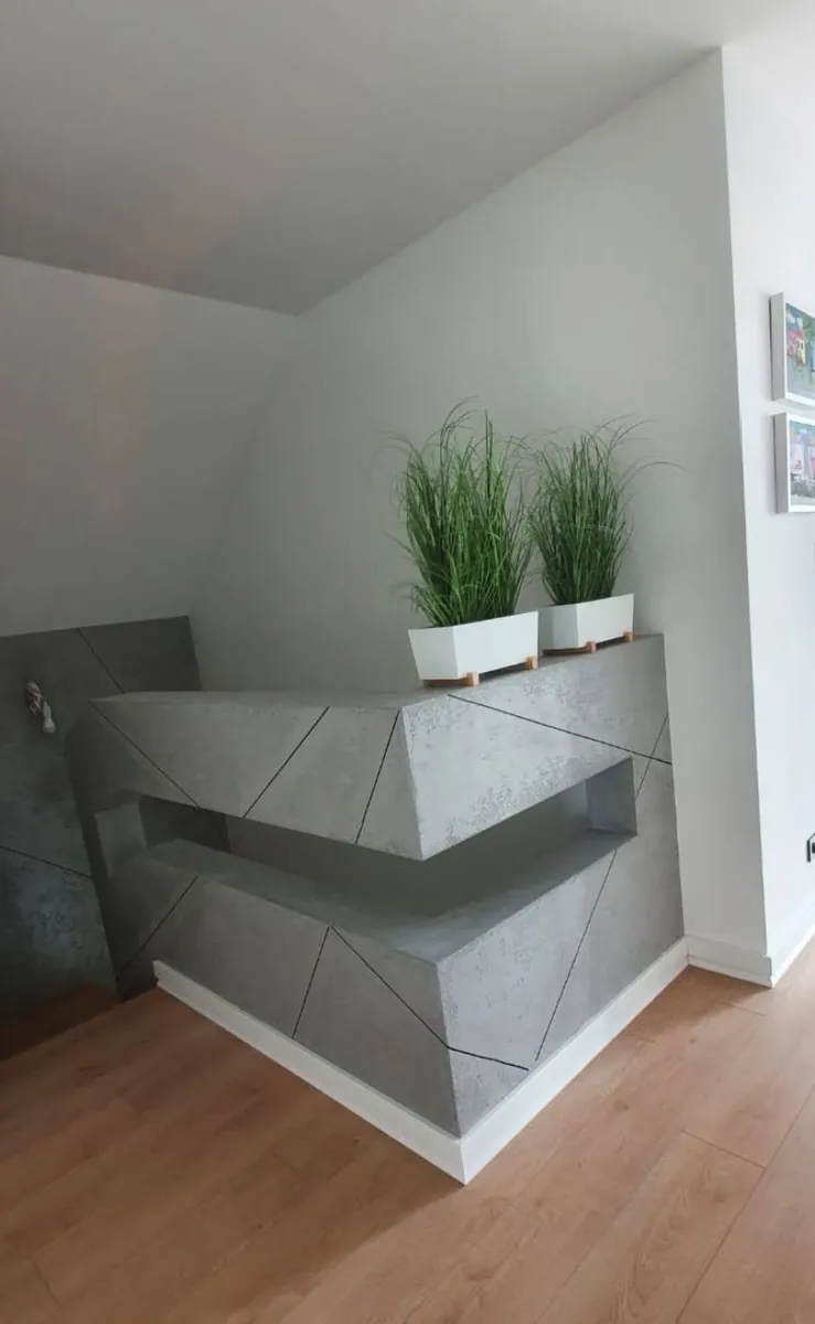Balustrada obłożona płytami betonu architektonicznego z cienkimi fugami