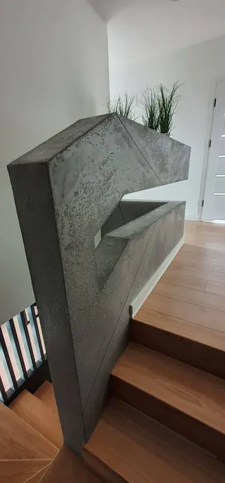 Balustrada schodów obłożona płytami betonu architektonicznego