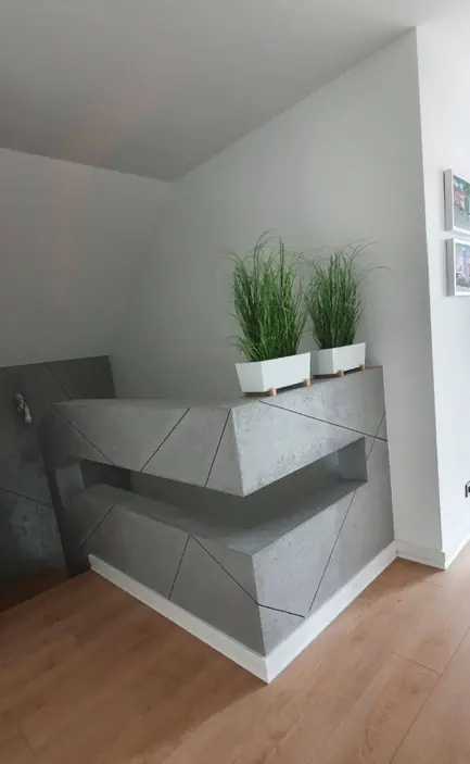 Ścianka działowa obłożona płytami betonu architektonicznego z cienkimi fugami