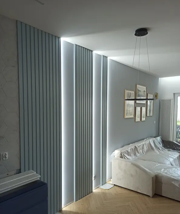 Sypialnia z ryflowaną ścianą i liniowym oświetleniem LED przy suficie